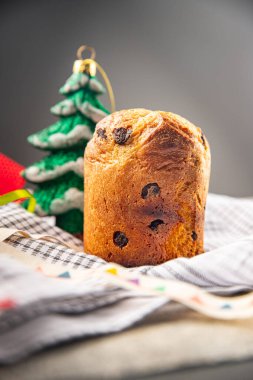 Panettone Noel 'i tatlı hamur tatlısı kurutulmuş meyveler çikolatalı Noel tatlı tatlı bayramı yeni yılı kutlayın yemek atıştırmalıkları masanın üzerinde fotokopi çekilen uzay yiyecekleri arka plan kırsal manzarası