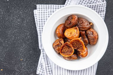 Kurutulmuş incir, lezzetli, sağlıklı, iştah açıcı, yemek aperatifleri masada fotokopi, arka plan, kırsal üst görüş, keto veya paleo diyeti vejetaryen yemeği.
