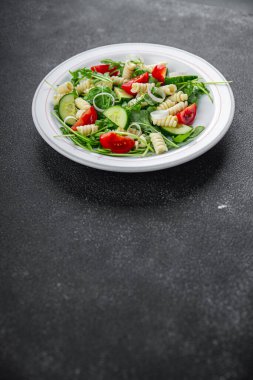 makarna salatası fusilli makarna, salatalık, domates, yeşil marul, soğan sağlıklı iştah açıcı yemek aperatifleri masa üzerinde fotokopi uzay yemeği arka plan kırsal manzarası
