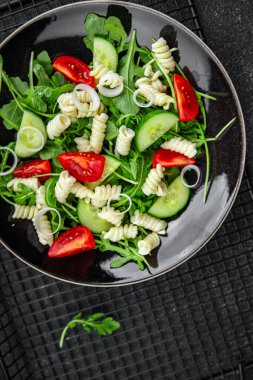 makarna salatası fusilli makarna, salatalık, domates, yeşil marul, soğan sağlıklı iştah açıcı yemek aperatifleri masa üzerinde fotokopi uzay yemeği arka plan kırsal manzarası