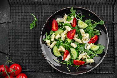 makarna salatası fusilli makarna, salatalık, domates, yeşil marul, soğan sağlıklı iştah açıcı yemek aperatifleri masa üzerinde fotokopi uzay yemeği arka plan kırsal manzarası