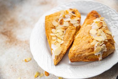 Tatlı badem üçgenli pasta kremalı pasta tatlı iştah açıcı yemek aperatifleri masa üzerinde fotokopi uzayı arka plan kırsal manzarası