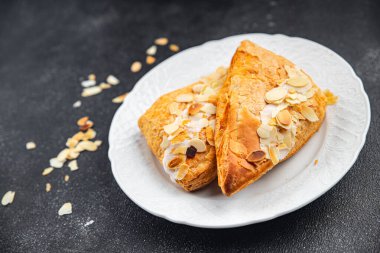 Tatlı badem üçgenli pasta kremalı pasta tatlı iştah açıcı yemek aperatifleri masa üzerinde fotokopi uzayı arka plan kırsal manzarası