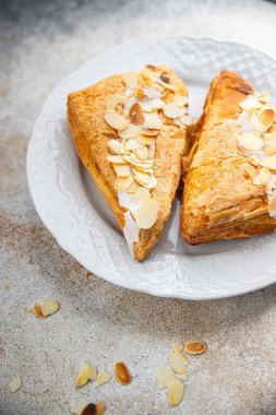 Tatlı badem üçgenli pasta kremalı pasta tatlı iştah açıcı yemek aperatifleri masa üzerinde fotokopi uzayı arka plan kırsal manzarası