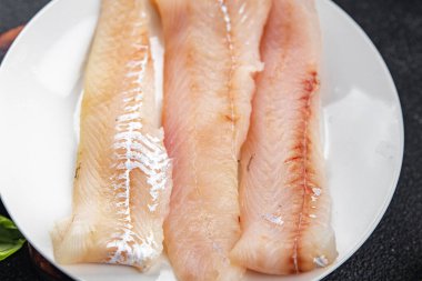 Mavi mezgit balıklı fileto taze deniz ürünleri sağlıklı yemek aperatifleri masada atıştırmalıklar fotokopi uzayı arka plan kırsal manzarası