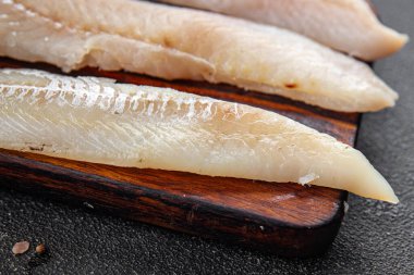 Mavi mezgit balıklı fileto taze deniz ürünleri sağlıklı yemek aperatifleri masada atıştırmalıklar fotokopi uzayı arka plan kırsal manzarası