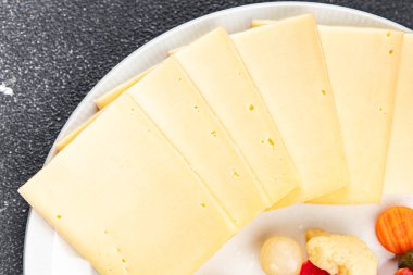 Raclette peyniri lezzetli sebze yemek aperatif yemek aperatifi masa üzerinde fotokopi uzay yemeği arka plan kırsal üst görünüm