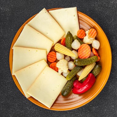 Raclette peyniri lezzetli sebze yemek aperatif yemek aperatifi masa üzerinde fotokopi uzay yemeği arka plan kırsal üst görünüm