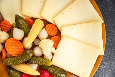 Raclette peyniri lezzetli sebze yemek aperatif yemek aperatifi masa üzerinde fotokopi uzay yemeği arka plan kırsal üst görünüm