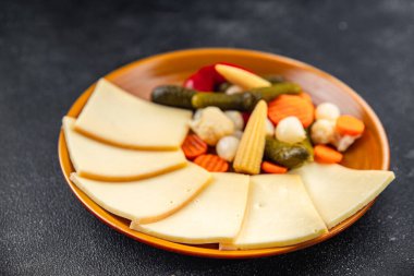 Raclette peyniri lezzetli sebze yemek aperatif yemek aperatifi masa üzerinde fotokopi uzay yemeği arka plan kırsal üst görünüm