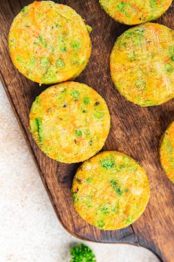 Taze sebze pirzolası brokoli, havuç, patates, soğan, sebze aperatif atıştırmalıklar fotokopi masasında uzay yiyecekleri arka plan kırsal manzarası 