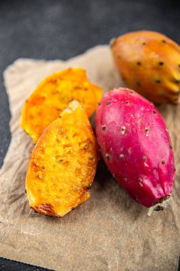 Dikenli armut egzotik taze meyve figürleri de barbarca leziz aperatifler masada atıştırmalıklar fotokopi masasında.