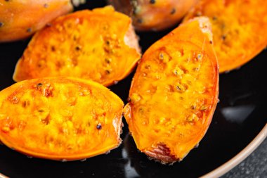 Dikenli armut egzotik taze meyve figürleri de barbarca leziz aperatifler masada atıştırmalıklar fotokopi masasında.