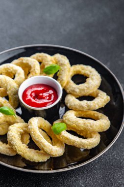 Soğan halkaları hamur kadar derin tava sosu fast food lezzetli yemek aperatifler yemek aperatifler masa üzerinde fotokopi alanı arka plan kırsal üst görünüm
