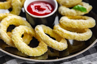 Soğan halkaları hamur kadar derin tava sosu fast food lezzetli yemek aperatifler yemek aperatifler masa üzerinde fotokopi alanı arka plan kırsal üst görünüm