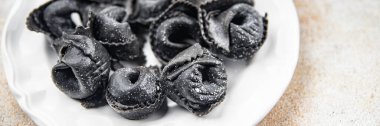 Ravioli siyah mürekkep balığı mürekkebi agnolotti taze deniz mahsulleri somon balığı iştah açıcı yemek atıştırmalıkları yemek için masa üzerinde fotokopi uzay yiyecekleri arka plan kırsal üst görünüm