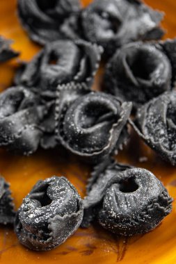 Ravioli siyah mürekkep balığı mürekkebi agnolotti taze deniz mahsulleri somon balığı iştah açıcı yemek atıştırmalıkları yemek için masa üzerinde fotokopi uzay yiyecekleri arka plan kırsal üst görünüm