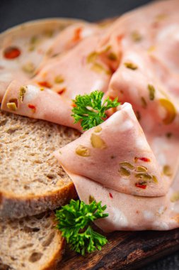 Salamura edilmiş sosis, zeytin, salatalık turşusu, salatalık, biber, meze yiyen aperatif yemek atıştırmalıkları fotokopi masasında.