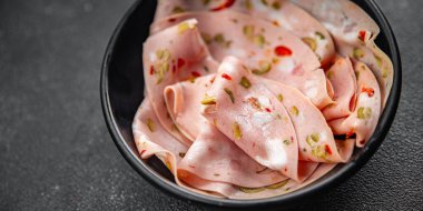 Salamura edilmiş sosis, zeytin, salatalık turşusu, salatalık, biber, meze yiyen aperatif yemek atıştırmalıkları fotokopi masasında.