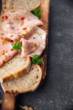 Salamura edilmiş sosis, zeytin, salatalık turşusu, salatalık, biber, meze yiyen aperatif yemek atıştırmalıkları fotokopi masasında.