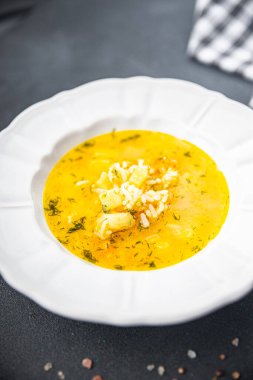  Sebze çorbası, pirinç çorbası, patates, havuç, soğan sağlıklı pişirme yemeği atıştırmalığı fotokopi makinesinin arka plan kırsal manzarası.