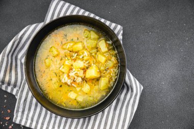  Sebze çorbası, pirinç çorbası, patates, havuç, soğan sağlıklı pişirme yemeği atıştırmalığı fotokopi makinesinin arka plan kırsal manzarası.
