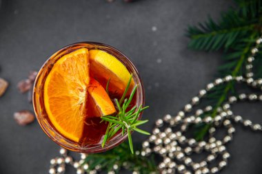 Yılbaşında şarap kokteyli narenciye biberiye yeni yıl iştah açıcı yemek aperatifleri masa üzerinde fotokopi alanı arka plan kırsal manzarası.