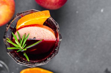 Elma şarabı, şarap aperatifi, tatlı tatlı tatlı, tatlı kokteyl, tatil, yeni yıl ziyafeti ve Noel yemeği atıştırmalıkları.