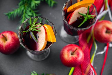 Elma şarabı, şarap aperatifi, tatlı tatlı tatlı, tatlı kokteyl, tatil, yeni yıl ziyafeti ve Noel yemeği atıştırmalıkları.