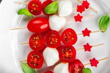 Caprese canaps mozzarella ve domates aperatifli salata şiş parmaklı, lezzetli, sağlıklı yemek aperatifli aperatifler masa üzerinde fotokopi uzay yiyecekleri arka plan kırsal üst görünüm keto veya paleo diyeti 