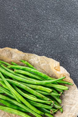 Taze taze taze fasulye kabuğu sağlıklı yemek yiyerek masanın üzerinde yemek yiyerek fotokopi uzayı arka plan kırsal manzarası 