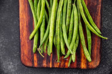 Taze taze taze fasulye kabuğu sağlıklı yemek yiyerek masanın üzerinde yemek yiyerek fotokopi uzayı arka plan kırsal manzarası 