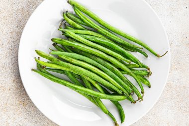 Taze taze taze fasulye kabuğu sağlıklı yemek yiyerek masanın üzerinde yemek yiyerek fotokopi uzayı arka plan kırsal manzarası 
