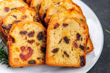 Meyveli tatlı tatlı, meyveli pasta kurutulmuş vişne, kurutulmuş kayısı, kuru erik, Noel tatlı tatlı Noel tatili yeni yıl yemeği ve Noel yemeği atıştırmalıkları masa arkası uzay yiyeceklerinin fotokopisinde.