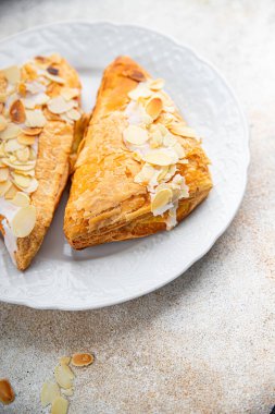 Pasta üçgeni badem kremalı pasta tatlı tatlı yemek abur cubur masa üzerinde fotokopi uzay yemek arka plan kırsal üst görünüm