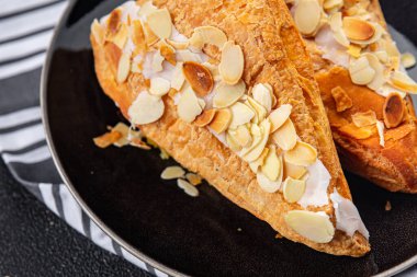 Pasta üçgeni badem kremalı pasta tatlı tatlı yemek abur cubur masa üzerinde fotokopi uzay yemek arka plan kırsal üst görünüm