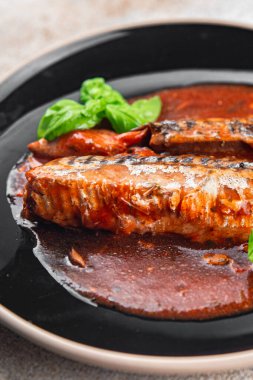 Uskumru sosu taze balık konservesi iştah açıcı yemek aperatifleri fotokopi masasında yer alan yemek arka plan kırsal manzarası.