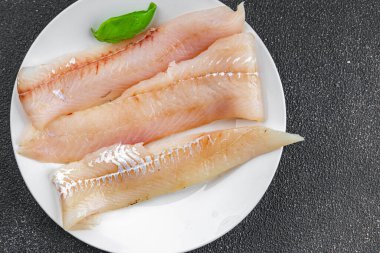 Çiğ balık fileto mavi mezgit taze deniz ürünleri sağlıklı yemek atıştırmalıkları masada fotokopi uzay yiyecekleri arka plan kırsal üst görünüm