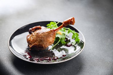 Ördek bacağı, böğürtlen sosu, kümes hayvanı, yemek pişirme, abur cubur, fotokopi, arka plan, kırsal alan manzarası.