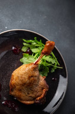 Ördek bacağı, böğürtlen sosu, kümes hayvanı, yemek pişirme, abur cubur, fotokopi, arka plan, kırsal alan manzarası.