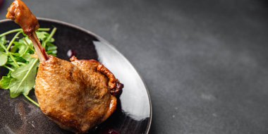 Ördek bacağı, böğürtlen sosu, kümes hayvanı, yemek pişirme, abur cubur, fotokopi, arka plan, kırsal alan manzarası.