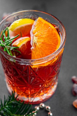 Yılbaşı kokteyli, geleneksel Noel içeceği, iştah açıcı, sofrada atıştırmalıklar, fotokopi, uzay yiyecekleri arka plan kırsal manzarası.