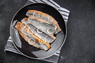 balık tuzlu ringa balığı taze deniz ürünleri yemek aperatifi masada ezeryan diyeti fotokopi uzayı arka plan kırsal manzarası