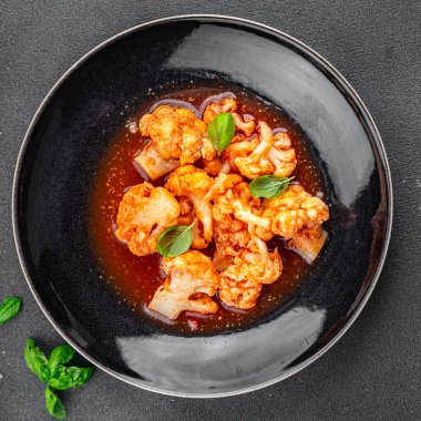 Domates soslu karnabahar sebze yahnisi sağlıklı aperatif yemek aperatifi masada fotokopi uzayı arka planı kırsal üst görünüm keto ya da paleo diyet vejetaryen vejetaryen 