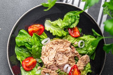 Salata konservesi ton balığı. Lezzetli, sağlıklı, iştah açıcı, aperatif yemek. Fotokopi masasında yemek.