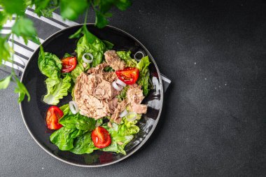 Salata konservesi ton balığı. Lezzetli, sağlıklı, iştah açıcı, aperatif yemek. Fotokopi masasında yemek.