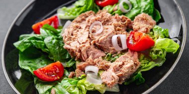 Salata konservesi ton balığı. Lezzetli, sağlıklı, iştah açıcı, aperatif yemek. Fotokopi masasında yemek.