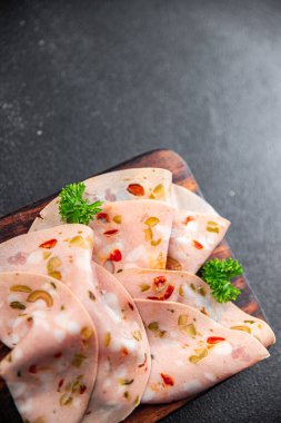 Mortadella dilimlenmiş sebze, meze, meze, abur cubur, fotokopi, uzay yiyecekleri arka plan kırsal manzarası.