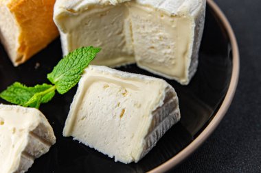 Beyaz küflü yumuşak peynir lezzetli krema tadı sağlıklı iştah açıcı yemek aperatifleri fotokopi masasında uzay yemeği arka plan kırsal manzarası