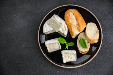 Beyaz küflü yumuşak peynir lezzetli krema tadı sağlıklı iştah açıcı yemek aperatifleri fotokopi masasında uzay yemeği arka plan kırsal manzarası